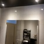 Een verlaagd plafond van Plameco in de badkamer