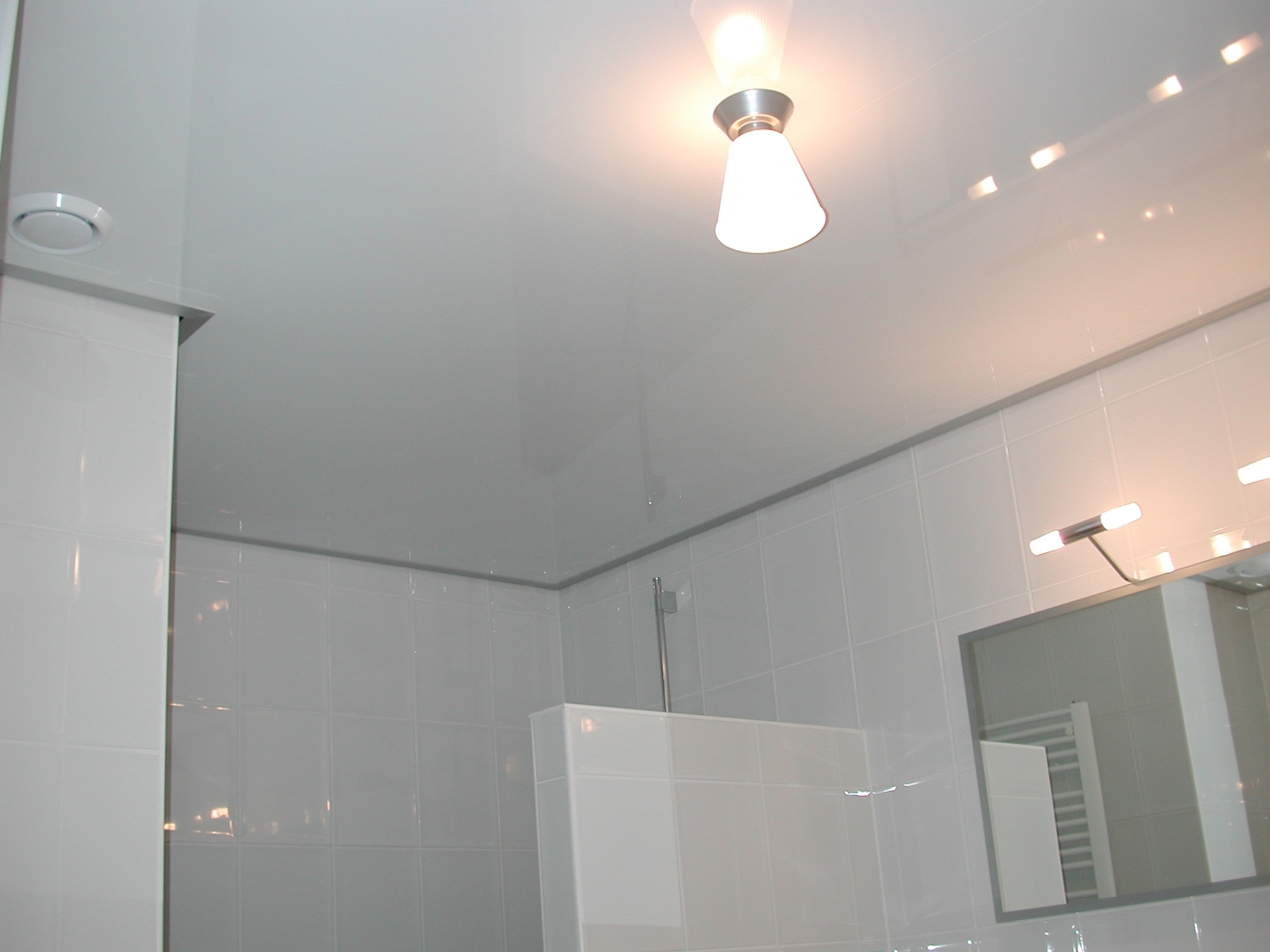 Een verlaagd plafond van Plameco in de badkamer