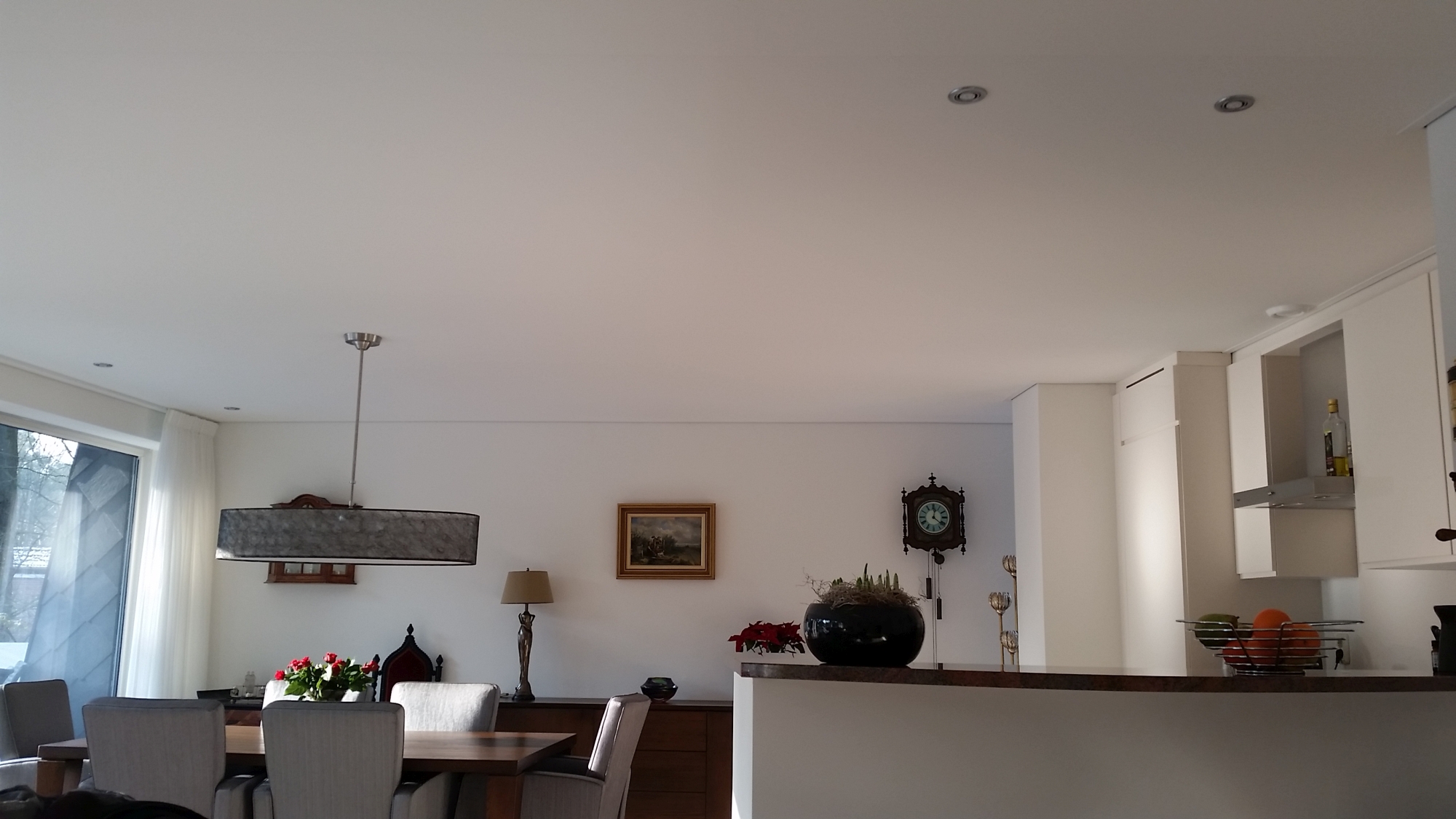 Een verlaagd plafond van Plameco in de woonkamer