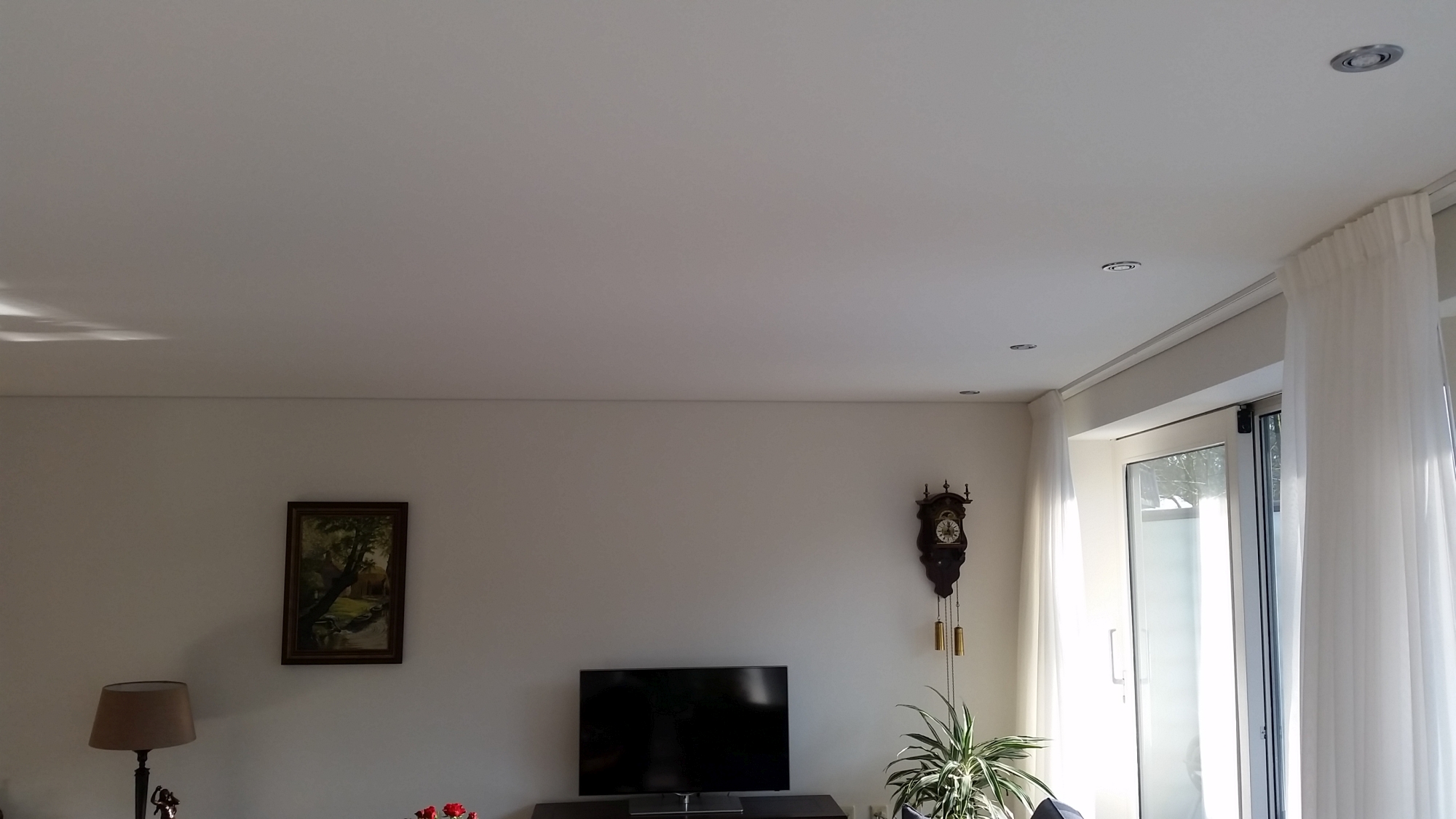 Een verlaagd plafond van Plameco in de woonkamer